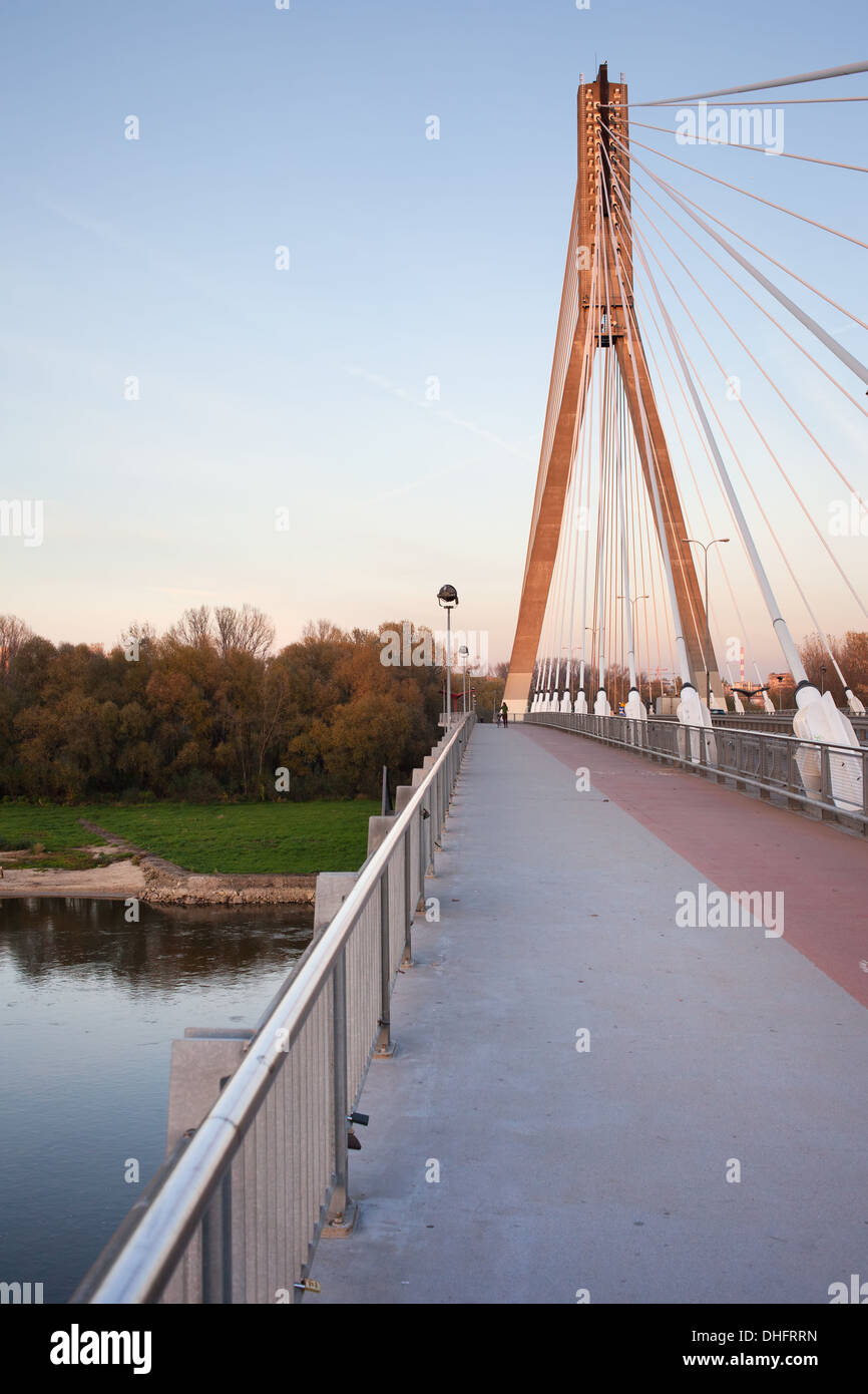 Cavo Swietokrzyski-alloggiato ponte sul fiume Vistola a Varsavia in Polonia. Foto Stock