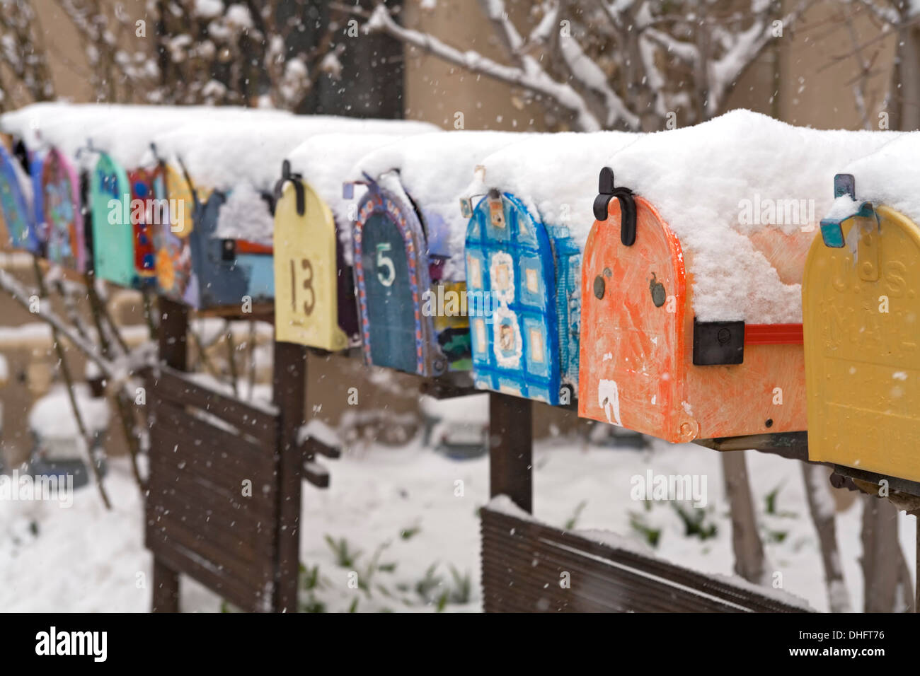 Caselle colorate coperte di neve, Canyon Road, Santa Fe, New Mexico USA Foto Stock