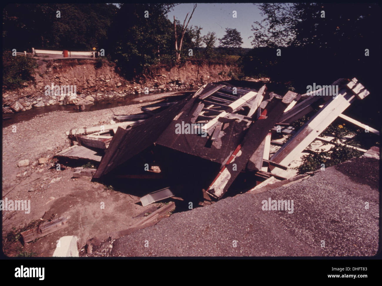 Questa immagine mostra un ponte coperto situato a Furnace Run, Oak Hill e Everett Roads nella Boston Township, vicino a Cleveland, Ohio. Il ponte è un esempio di architettura storica e di infrastrutture regionali. Foto Stock
