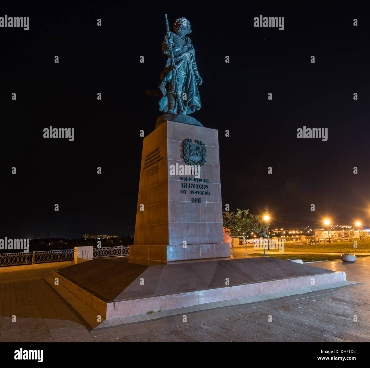 Monumento ai fondatori della città di Irkutsk, di notte sulle rive del fiume Angara a Irkutsk. Foto Stock