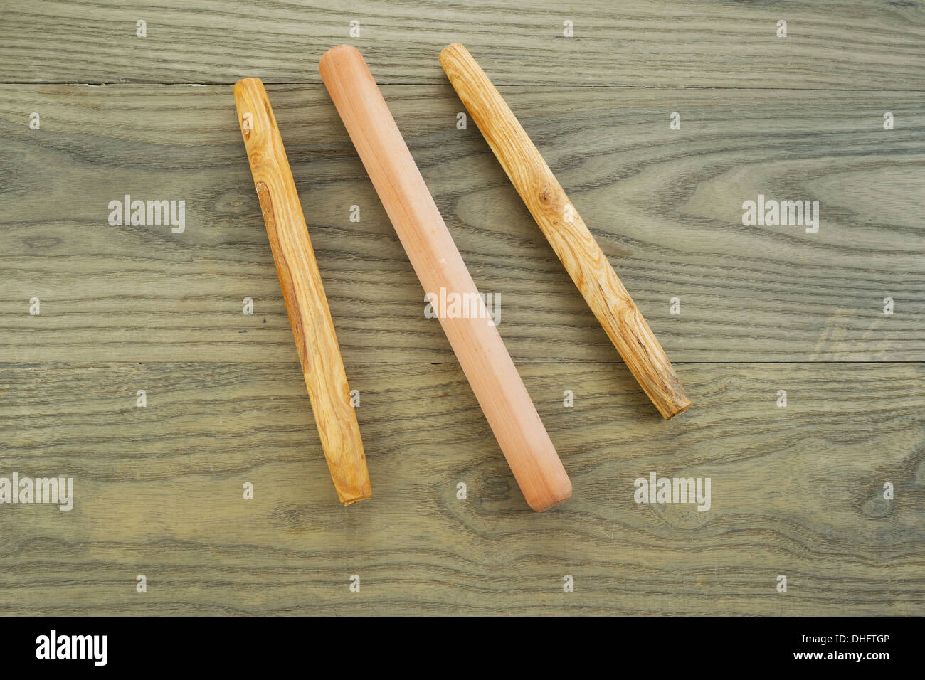 Foto orizzontale di tre pane in legno rulli sul bianco invecchiato ceneri di pannelli di legno Foto Stock