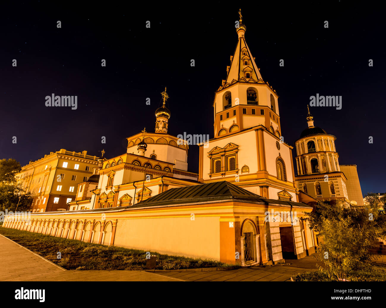 Cattedrale dell'Epifania, Irkutsk, Russia durante la notte. Ricostruita dopo un incendio nel 1718. Foto Stock