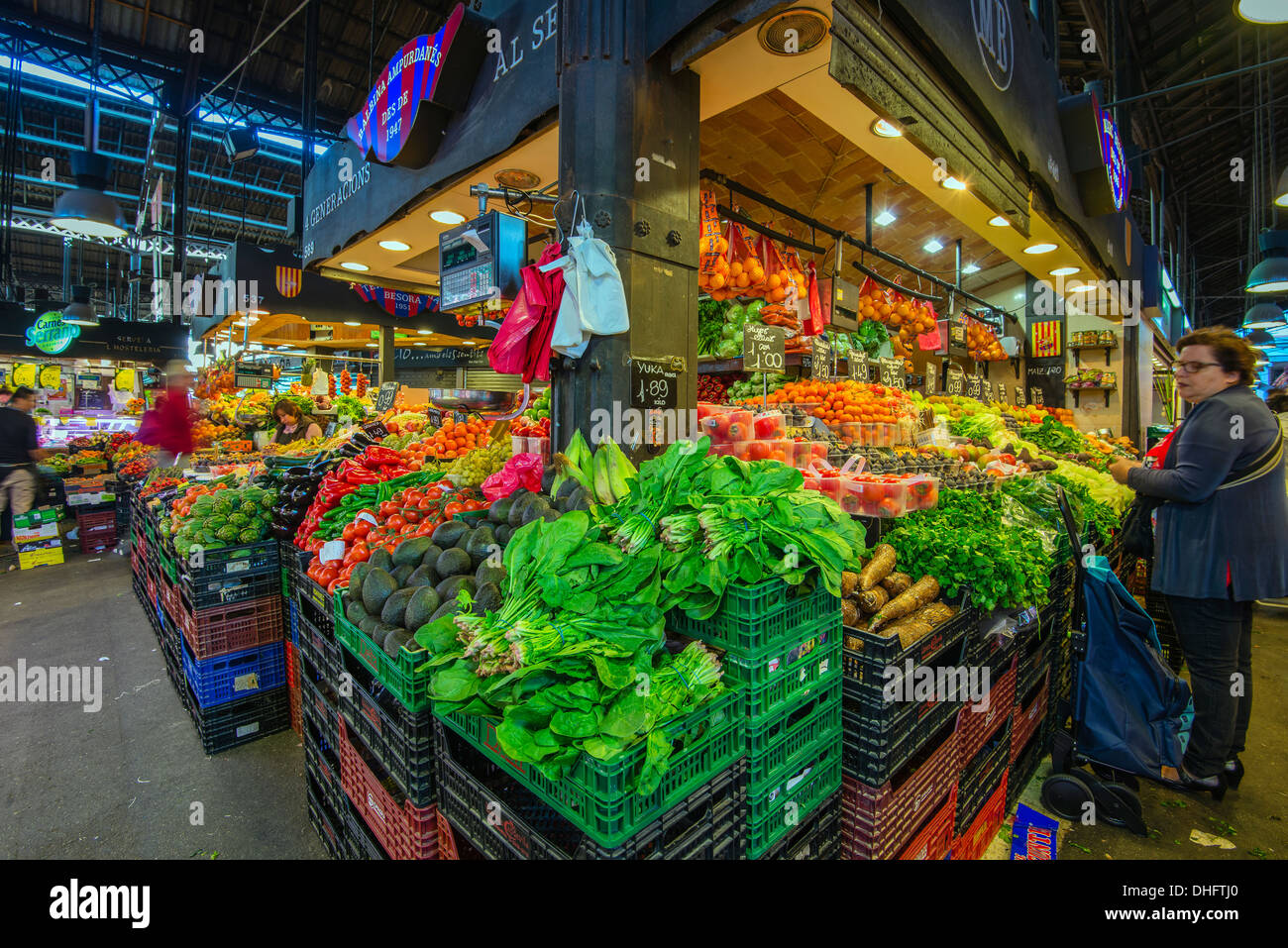 Coloratissimi banchi di frutta e verdura in stallo, il Mercato della Boqueria, Barcellona, in Catalogna, Spagna Foto Stock