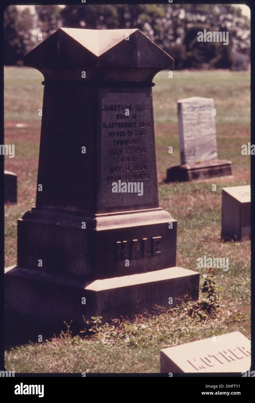 Il cimitero dell'IRA, situato vicino alla fattoria di Hale e al Western Reserve Village vicino ad Akron, Ohio, contiene le tombe dei primi coloni e riflette le pratiche di sepoltura storiche della regione. Foto Stock