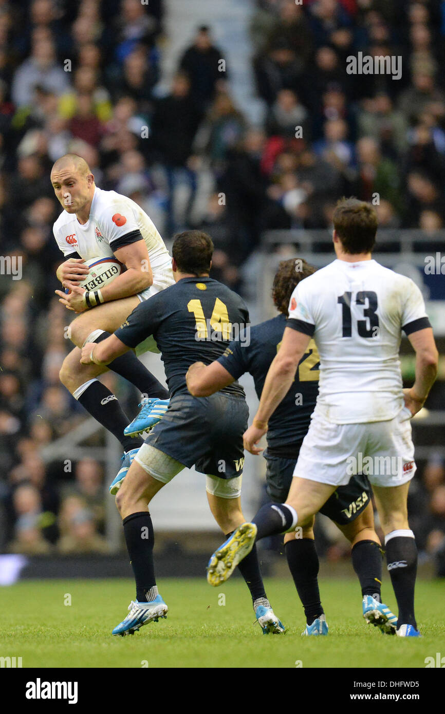 Twickenham, Regno Unito. 09Nov, 2013. L'Inghilterra del Mike Brown, afferra la palla durante la QBE internazionale di rugby union match tra Inghilterra e Argentina ha giocato in Twckenham Stadium, a Novembre 09, 2013 a Twickenham, Inghilterra. Credito: Mitchell Gunn/ESPA/Alamy Live News Foto Stock