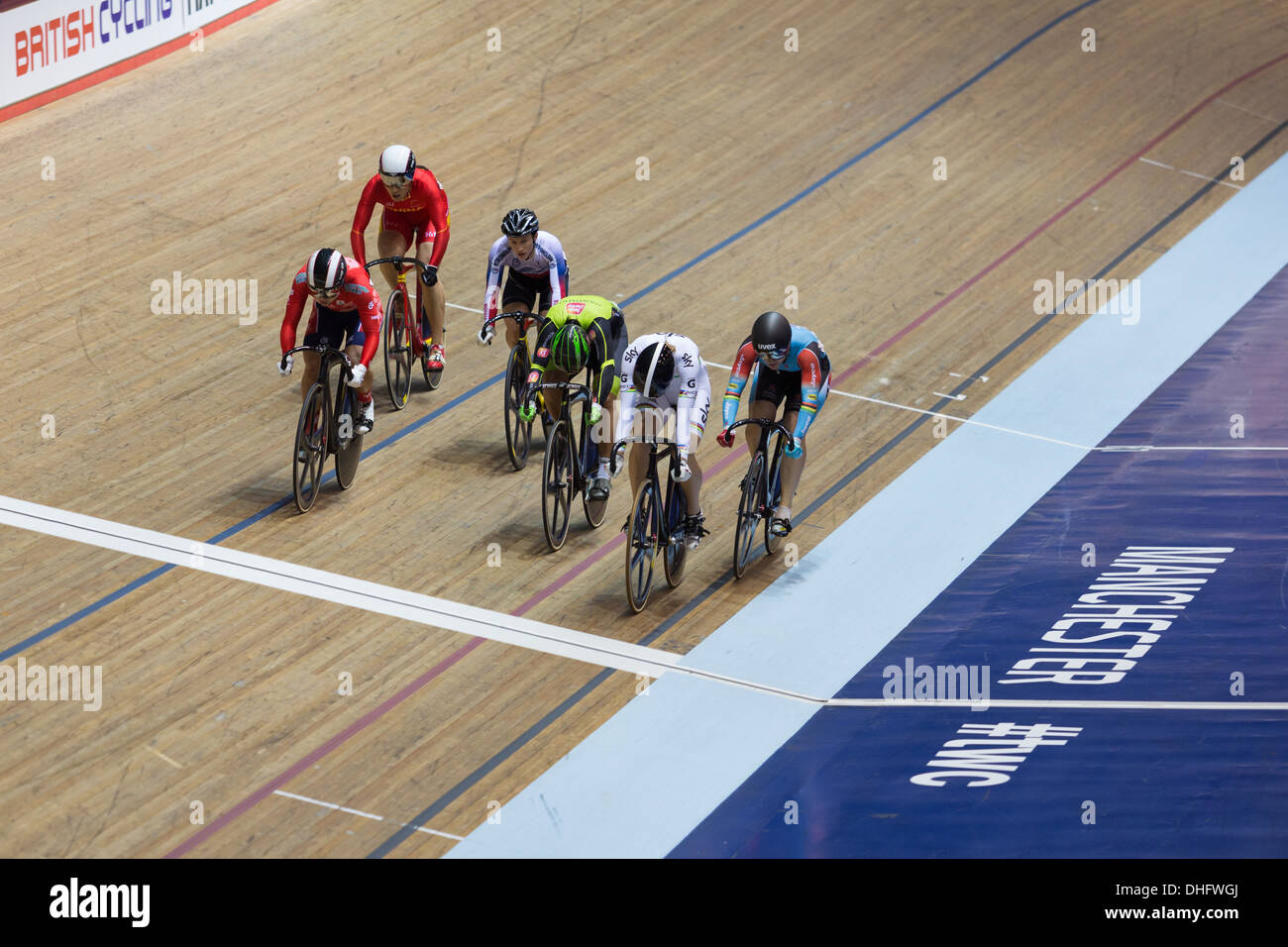 Rebecca James vince il 2° round calore del womens Keirin UCI di ciclismo su pista di Coppa del Mondo 2013 di Manchester Foto Stock