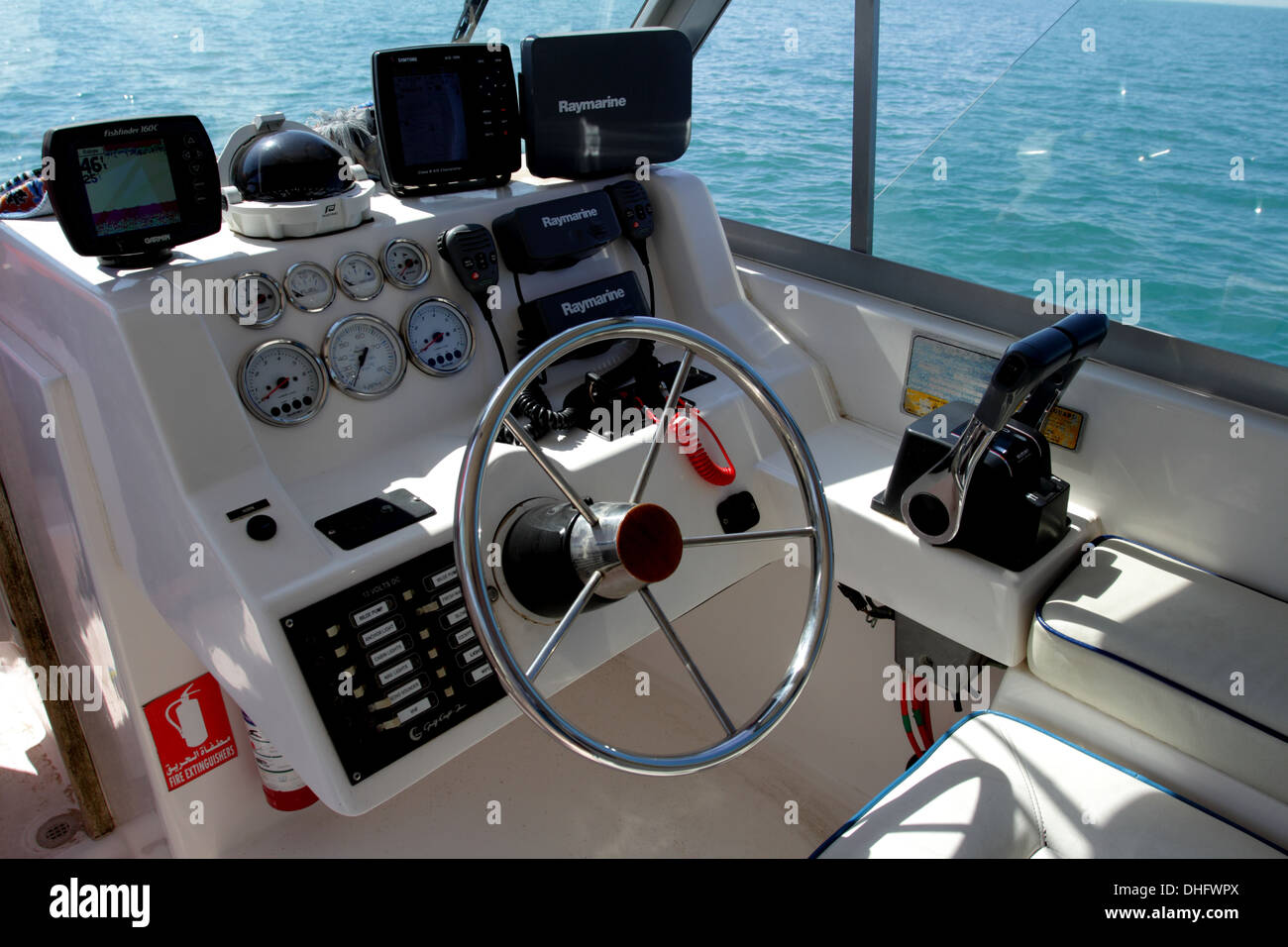 Il volante e il quadro della strumentazione di un motoscafo in Bahrain Foto Stock