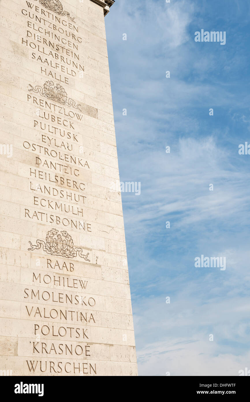 Nomi incisi su uno dei pilastri dell'Arco di Trionfo a Parigi, in Francia, in Europa. Foto Stock