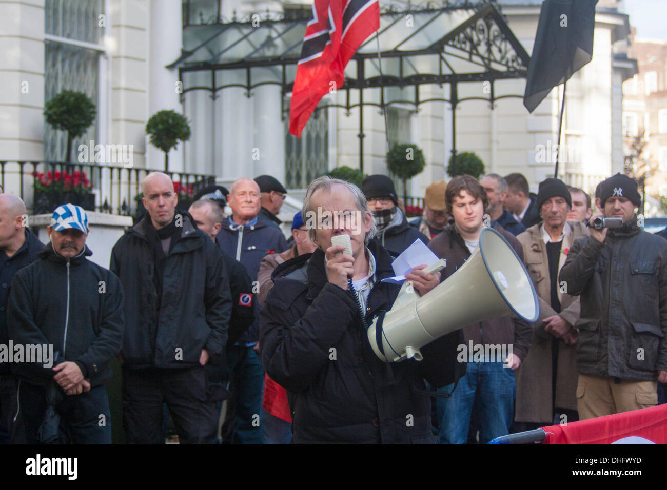 Londra, 09 novembre 2013. Varie decine di dimostranti di supporto del Greco Alba d'oro partito dimostrato al di fuori della sede dell' ambasciata di Grecia a seguito della morte di ripresa di due attivisti in Grecia. Credito: Paolo Davey/Alamy Live News Foto Stock