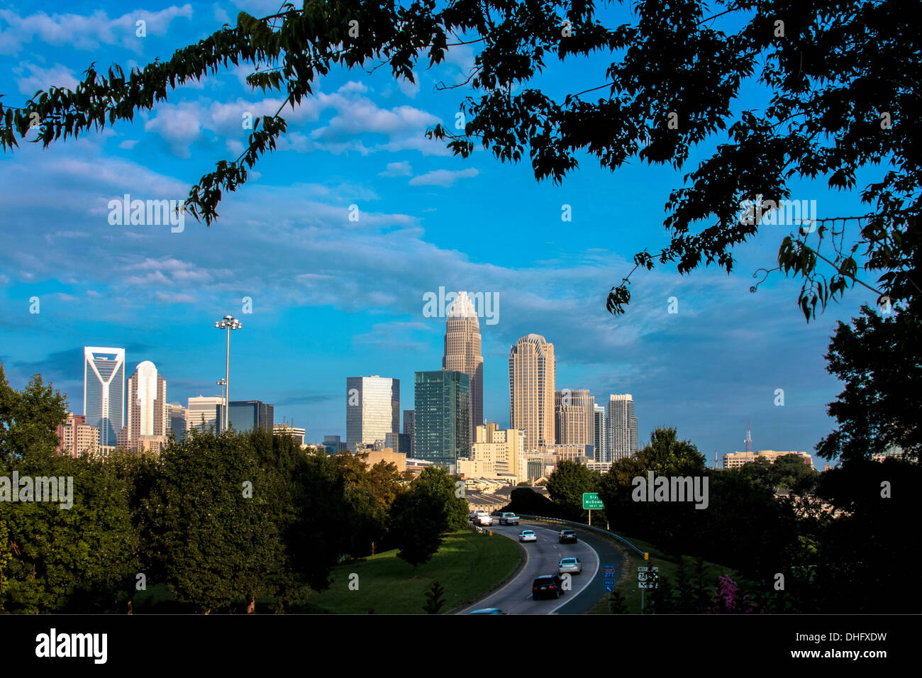 Vista di Charlotte NC Skyline e John Belk Freeway Foto Stock