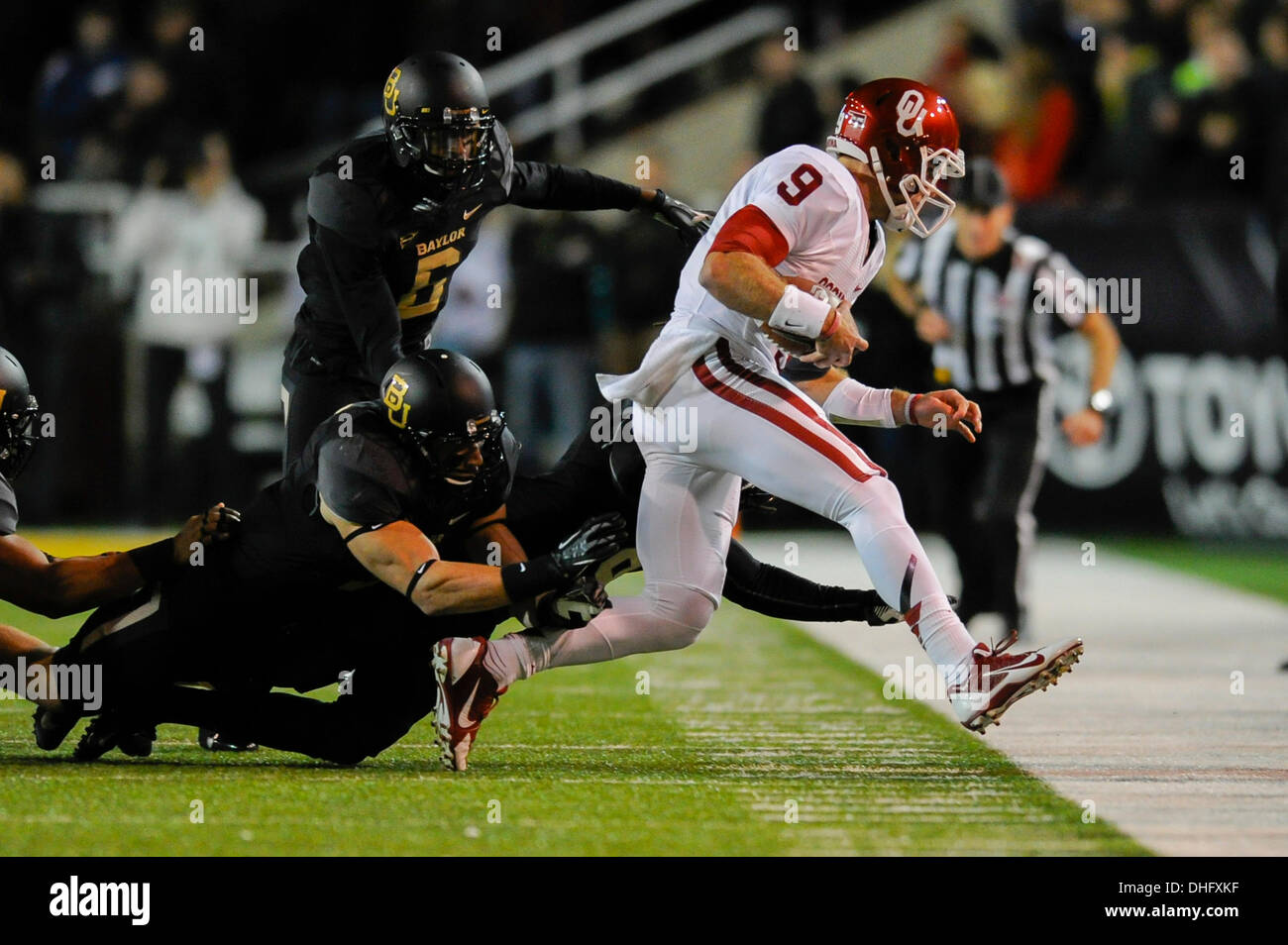 Waco, TX, Stati Uniti d'America. 7 Nov, 2013. Oklahoma Sooners quarterback Trevor Knight (9) è azionato fuori dai limiti dal Baylor Bears difesa durante un NCAA Football gioco a Floyd Casey Stadium di Waco, Texas, giovedì 7 novembre 2013. Credito: csm/Alamy Live News Foto Stock