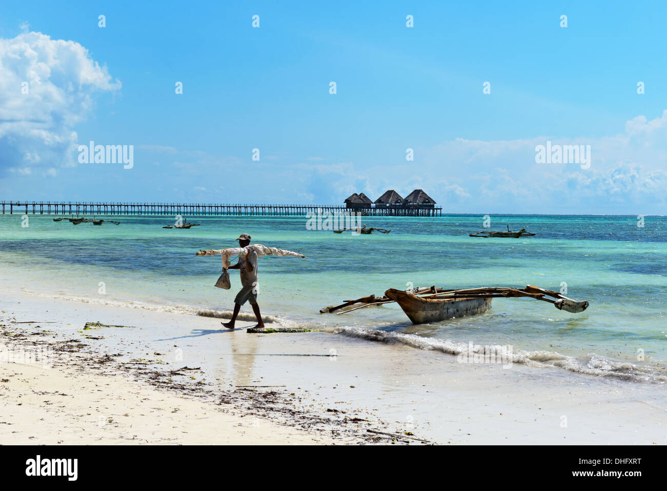 Fisherman e sambuco tradizionale barca, Bwejuu Beach, Oceano Indiano, Zanzibar, Tanzania Africa orientale Foto Stock