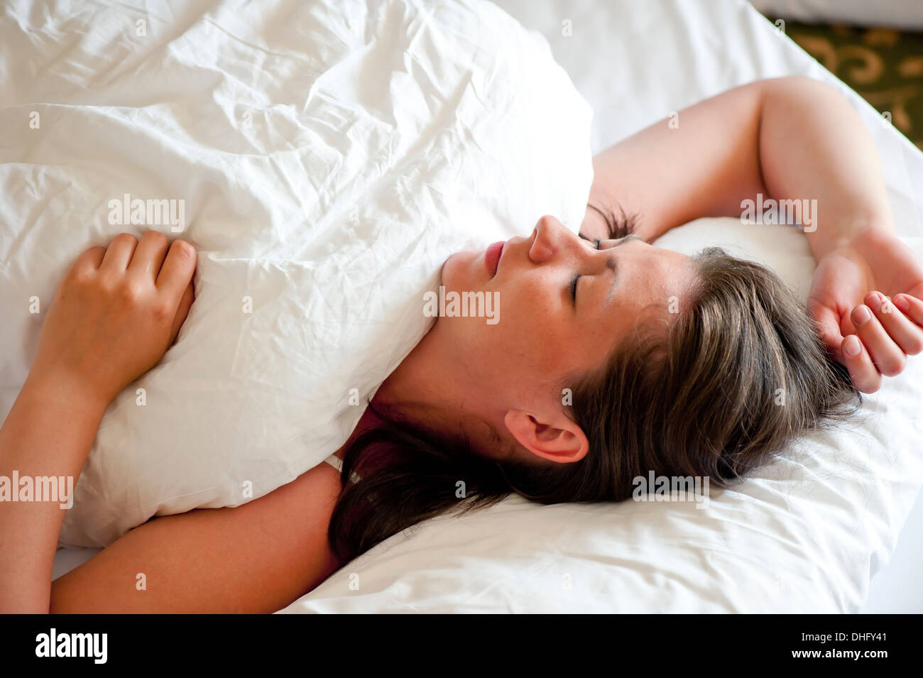 Ragazza dorme sulla sua schiena ricoperta con un blanke Foto Stock