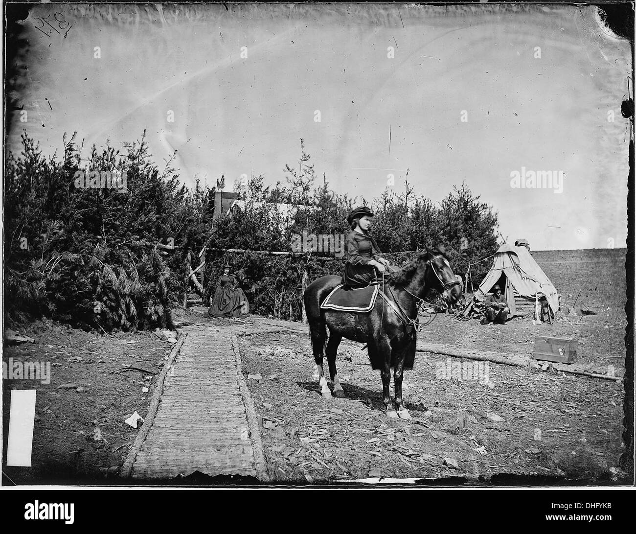 Un gruppo di donne è raffigurato in un campo, probabilmente durante un periodo di sconvolgimenti sociali o militari, con le loro attività quotidiane che si svolgono nel campo. Foto Stock