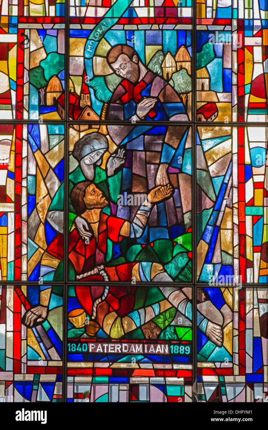 LEUVEN, Belgio - 3 settembre: San Damiano de Vesper inter sua lebbrosa vetro di finestra di st. Anthony chiesa Foto Stock
