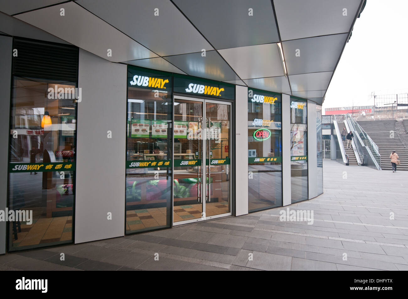 Metropolitana ristorante a Sanlitun SOHO centri commerciali, uffici e condomini, al centro della zona di Sanlitun, Chaoyang, Beiijing Foto Stock