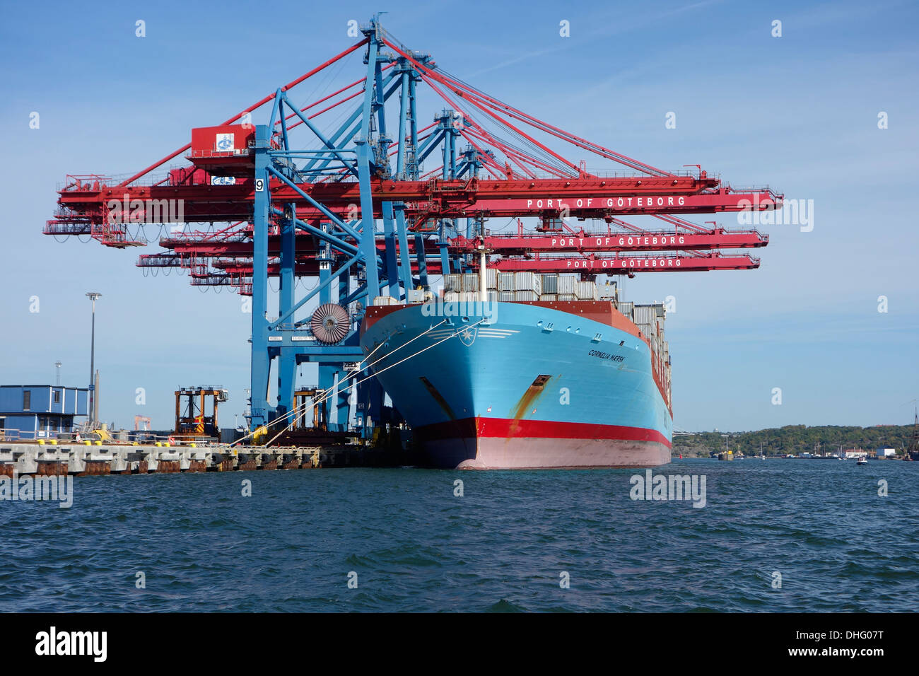 Cornelia Maersk un contenitore danese nave da carico durante l'operazione di caricamento con gru nel contenitore di Göteborg porta. Svezia Foto Stock