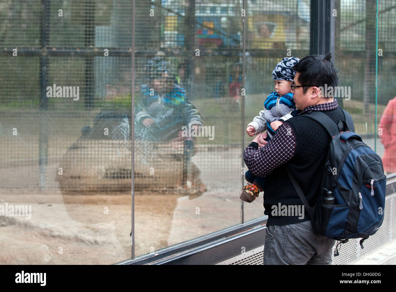 Padre con il suo bambino in allo Zoo di Pechino in Xicheng District, Pechino, Cina Foto Stock