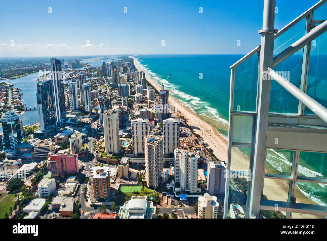 Australia, Queensland, vista aerea di Surfers Paradise e spiaggia principale da Q Deck Foto Stock
