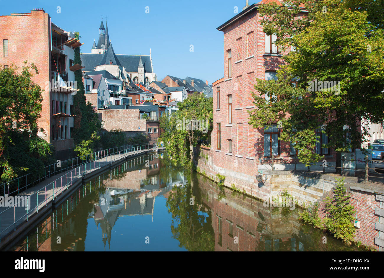 Mechelen - Canal e la chiesa di Nostra Signora di tutta la Dyle in background Foto Stock