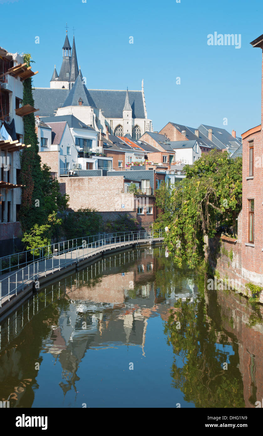 Mechelen - Canal e la chiesa di Nostra Signora di tutta la Dyle in background Foto Stock