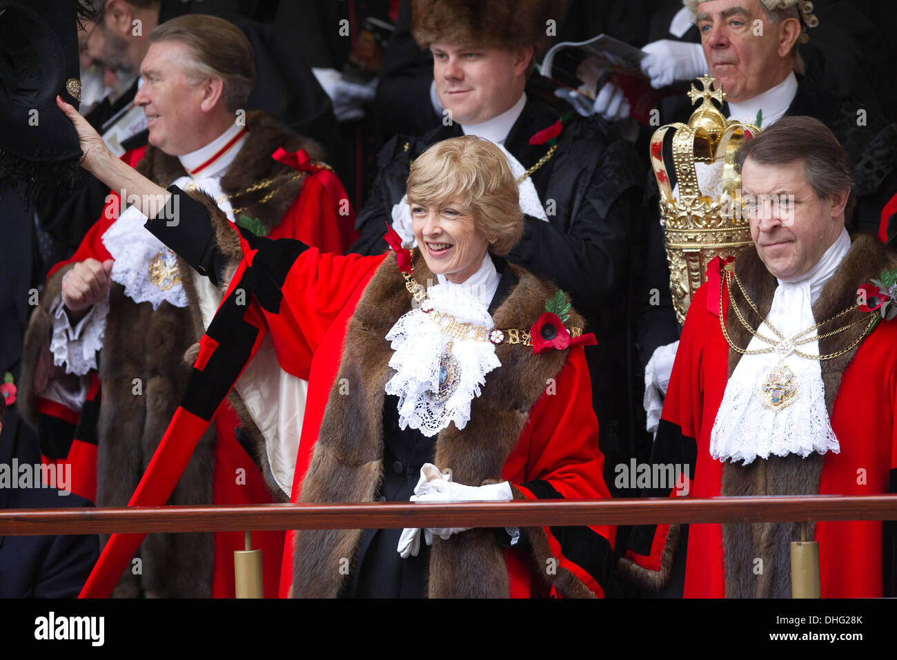 Signore Sindaco di mostrare, Mansion House, Londra, Inghilterra, Regno Unito. Il 9 novembre 2013. Immagine mostra (centro) il nuovo sindaco della città di Londra Assessore Fiona Woolf. Signore Sindaco di mostrare la più antica processione civica in tutto il mondo celebra l'inizio di un periodo di un anno per il nuovo sindaco della città di Londra Assessore Fiona Woolf, che diventa il 686th Lord Mayor e solo la seconda donna a ricoprire il posto. La mostra è costituita da una a tre miglia di processione dalla Mansion House al Royal Courts of Justice, passando dalla Cattedrale di San Paolo e si conclude con uno spettacolo pirotecnico. Foto Stock