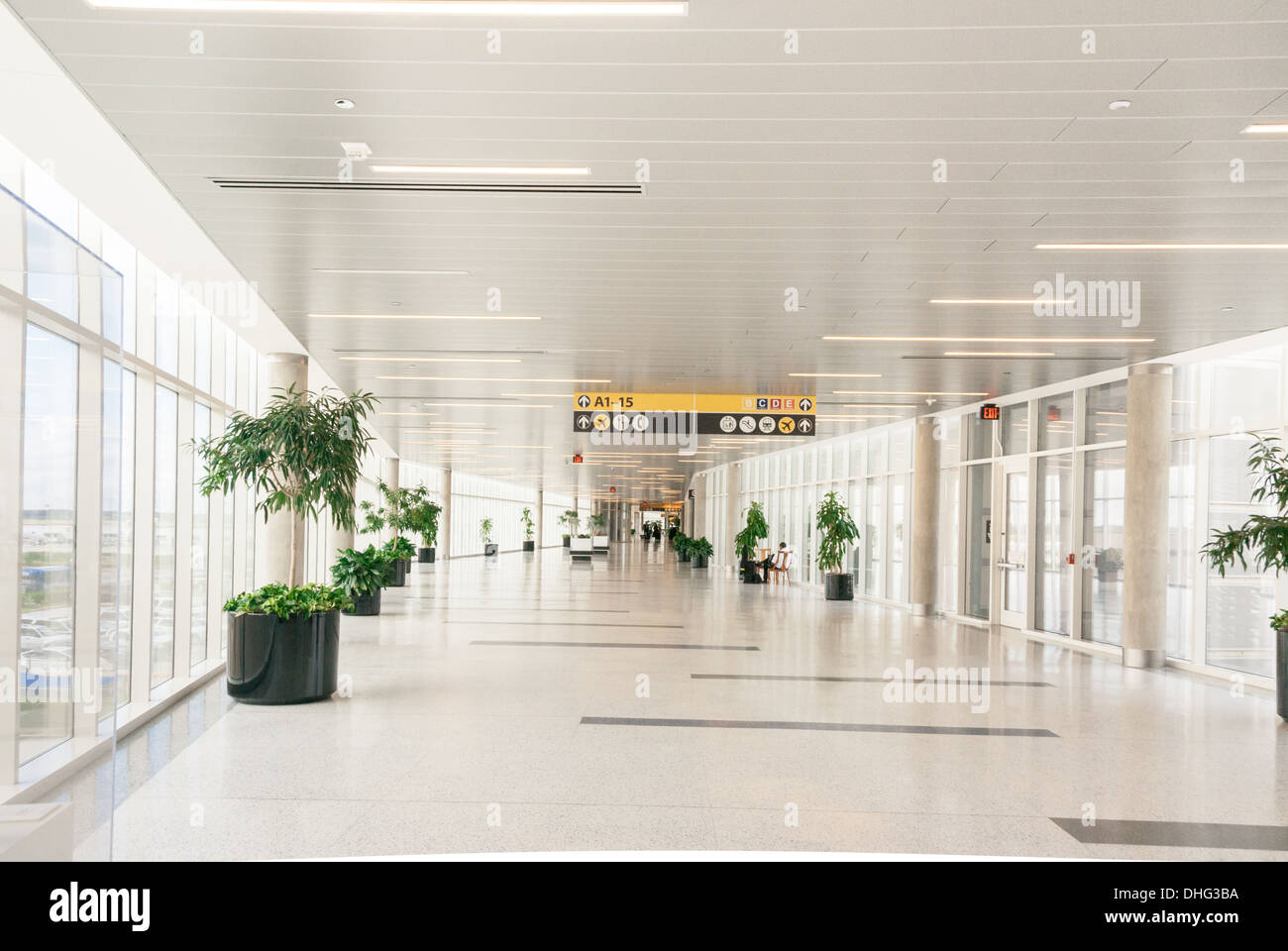 Aeroporto scena con passeggeri cambiando i terminali collegati Foto Stock