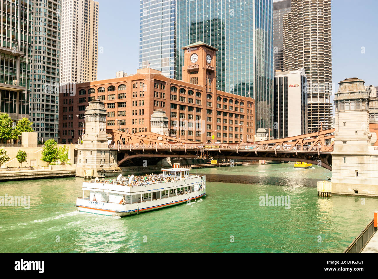 Una vista della città di Chicago skyline del centro su una luminosa giornata estiva con gita in barca sul fiume di Chicago Foto Stock