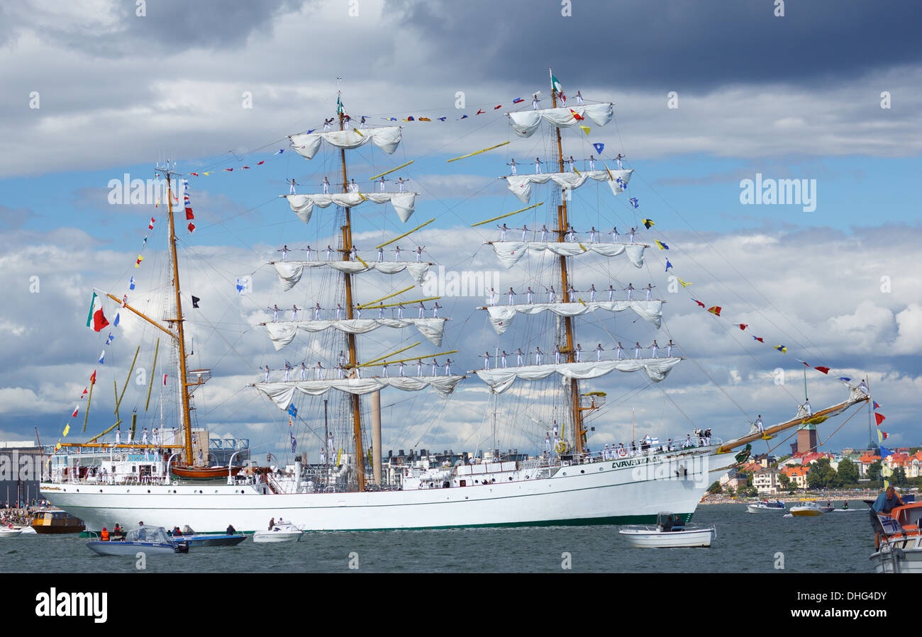 Il braccio a Cuauhtémoc, un addestramento alla vela di nave della marina militare messicano, in partenza da Helsinki in Tall Ships gare del 2013. Foto Stock