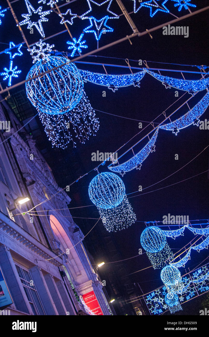 Birmingham, Regno Unito. Il 9 novembre 2013. Le luci di Natale nel centro della città di Birmingham presso la parata natalizia e la luce di Natale di interruttore sul davanti della città tedesca famosa Mercatino di Natale. Credito: Jane Williams/Alamy Live News Foto Stock