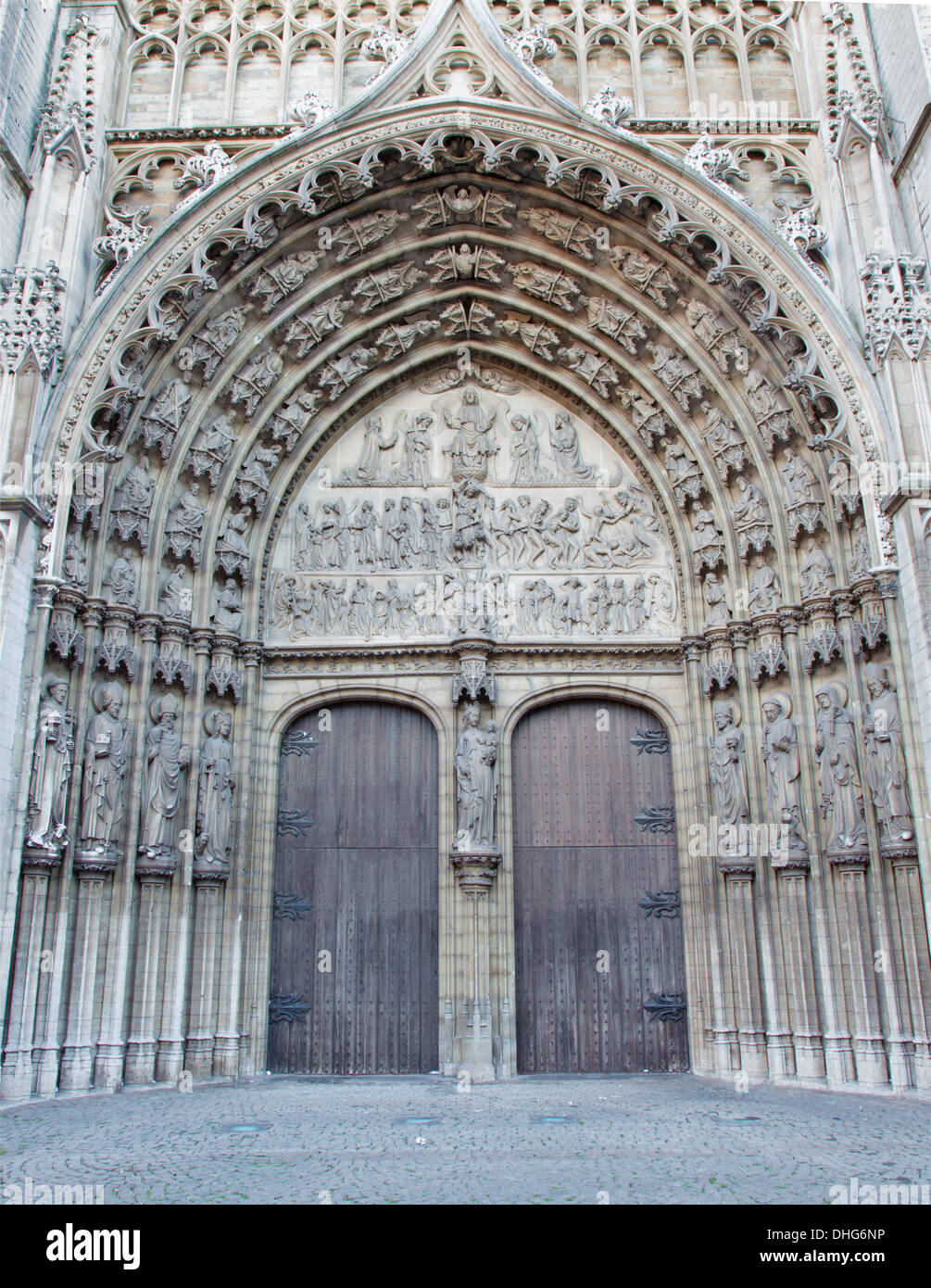 Anversa, Belgio - 5 settembre: portale principale della cattedrale di Nostra Signora con il rilievo di ultima sentenza Foto Stock