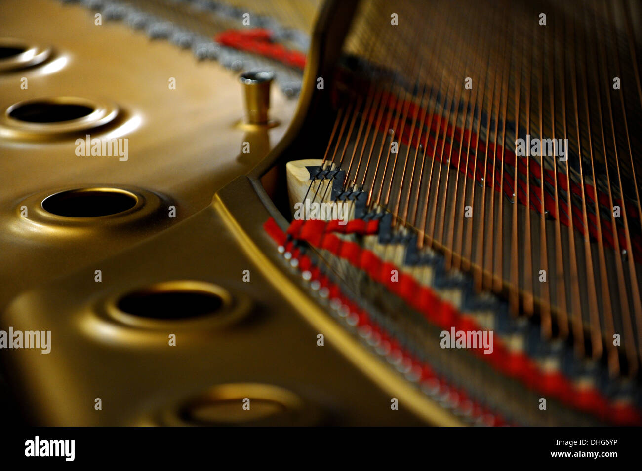 Da vicino con gli interni di un pianoforte Foto Stock