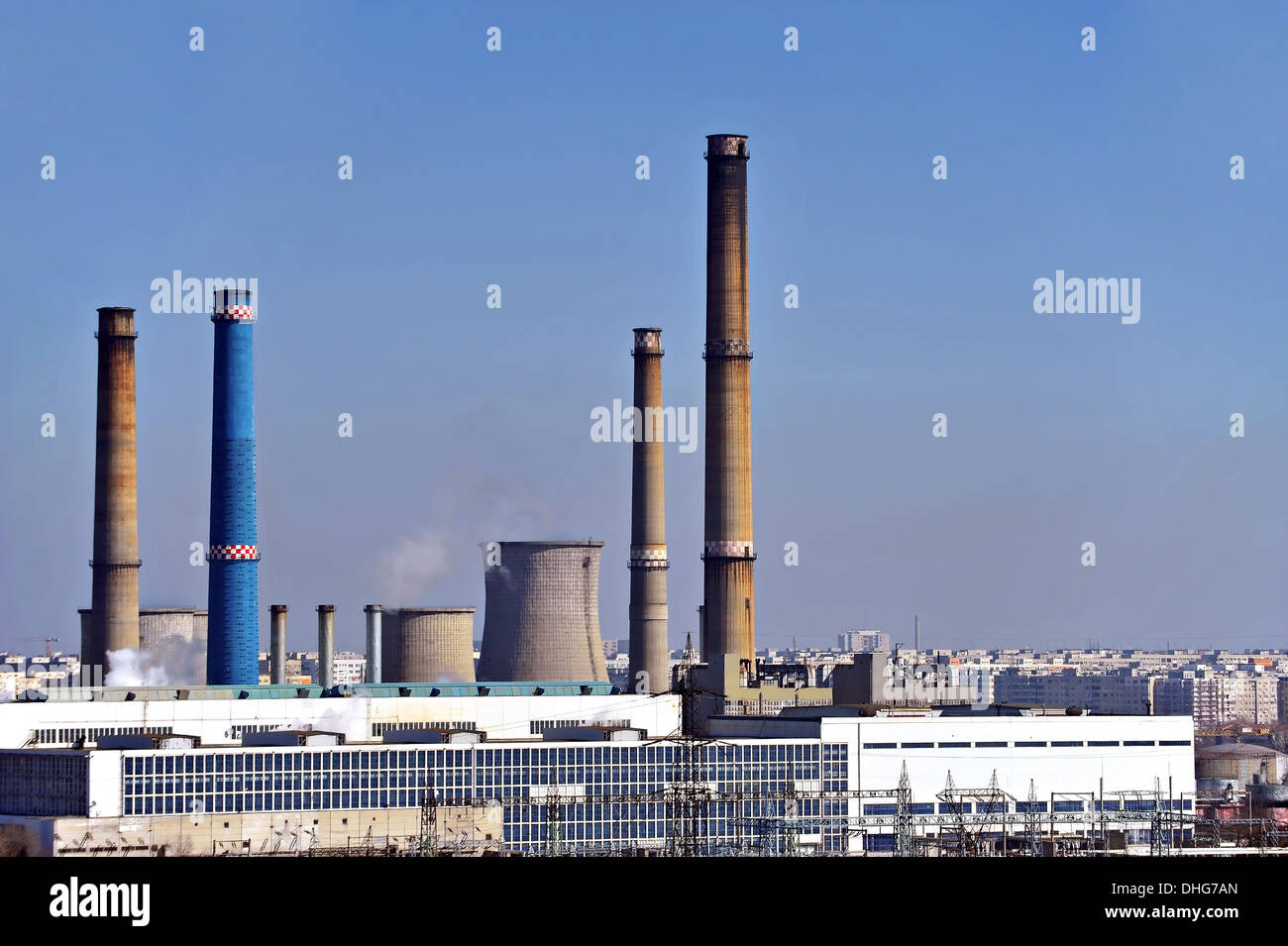 Una centrale termoelettrica con comignoli fumanti Foto Stock