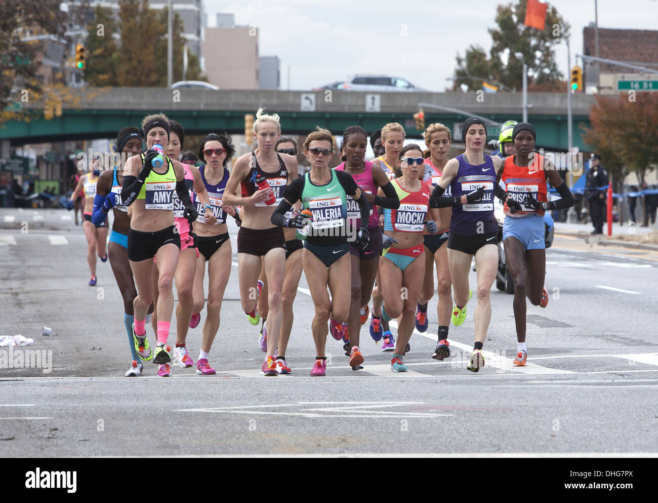 2013 New York City Marathon, Femmina front runners lungo la 4th Ave a Brooklyn, Priscah Jeptoo dal Kenya, estrema destra, ha vinto la gara. Foto Stock