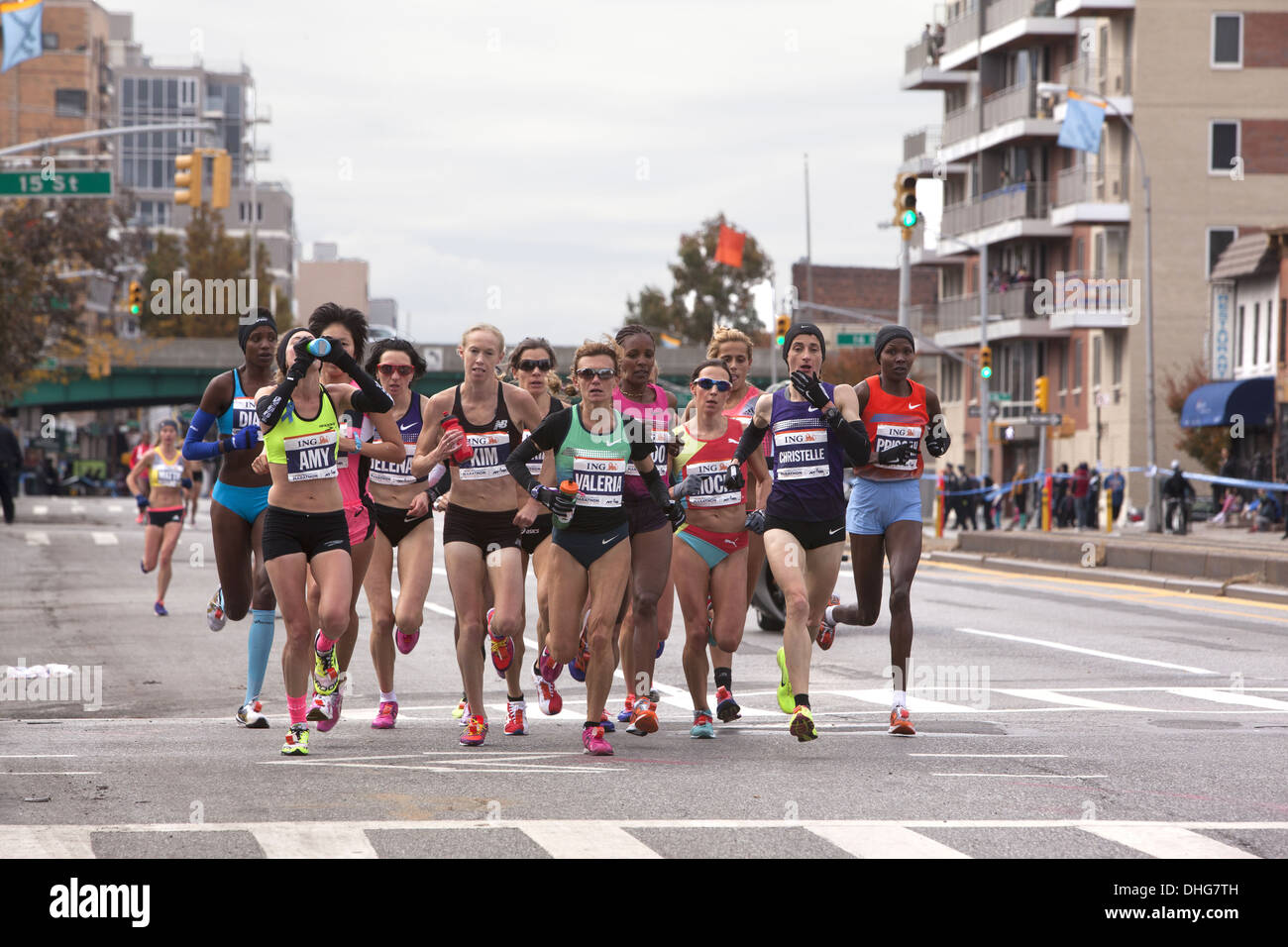 2013 New York City Marathon, Femmina front runners lungo la 4th Ave a Brooklyn, Priscah Jeptoo dal Kenya, estrema destra, ha vinto la gara. Foto Stock