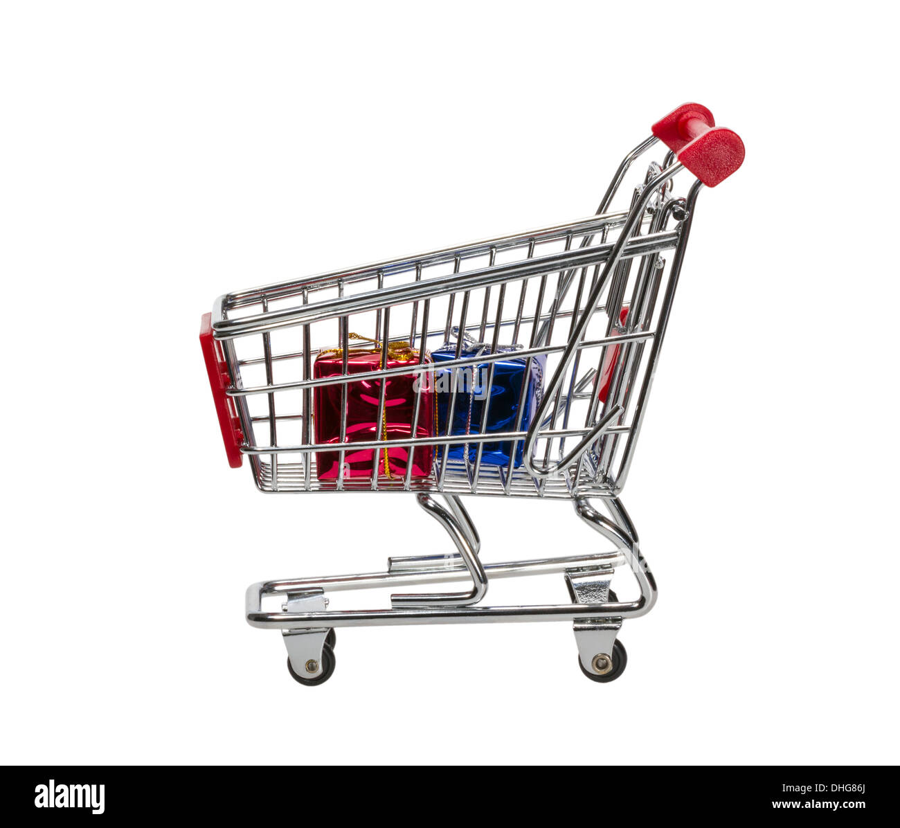 Carrello con confezioni regalo isolato su sfondo bianco Foto Stock