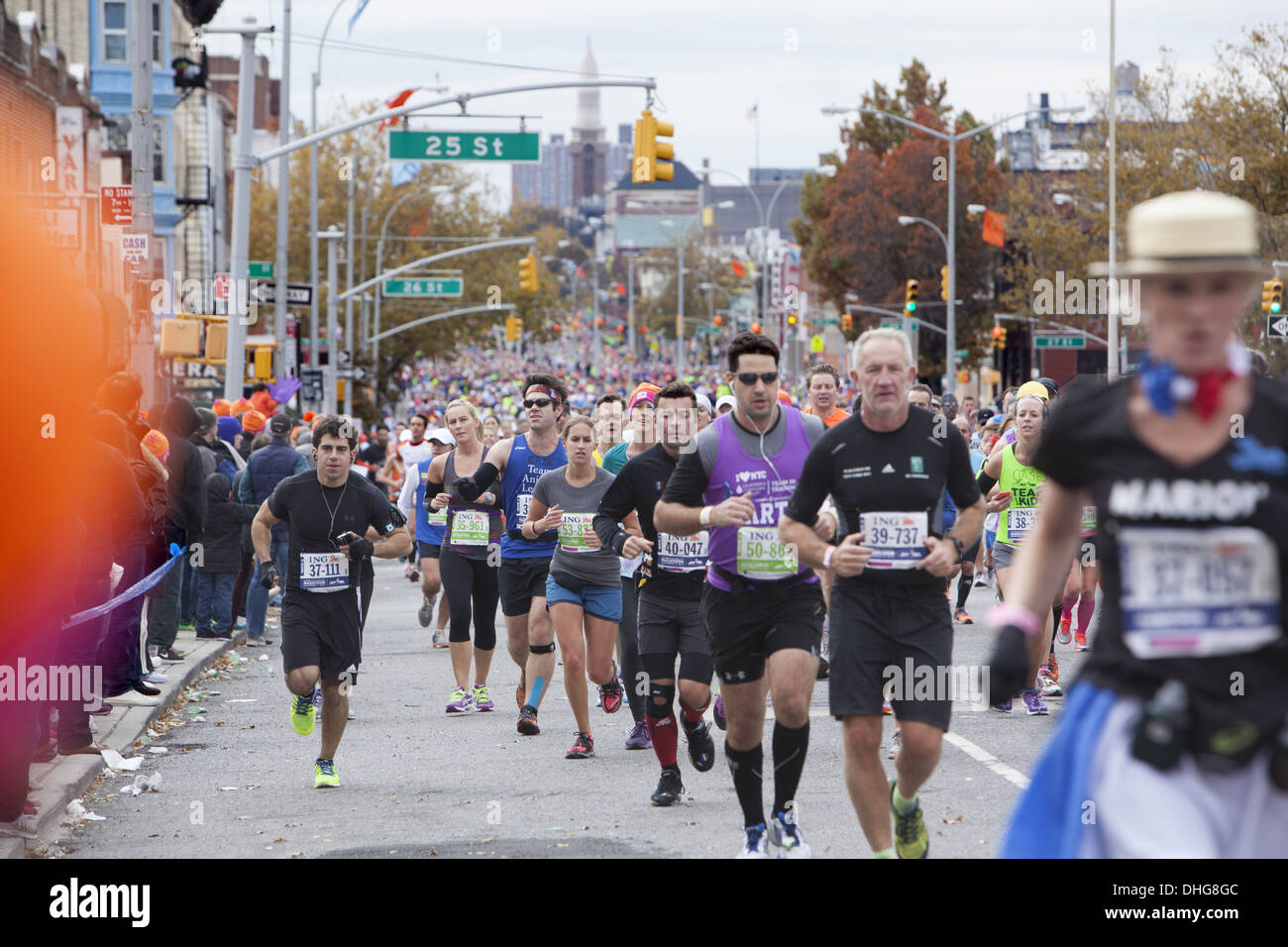 2013 New York City Marathon intorno al 6 mile (10K) punto lungo la quarta Avenue a Park Slope, Brooklyn, New York. Foto Stock