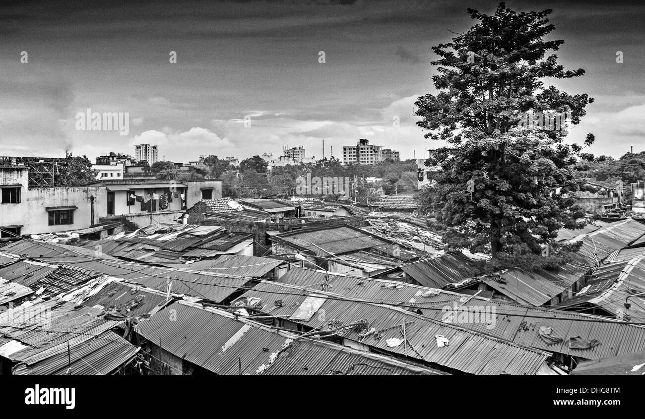 Lo skyline di Calcutta, delle baraccopoli, Bengala, India in bianco e nero Foto Stock