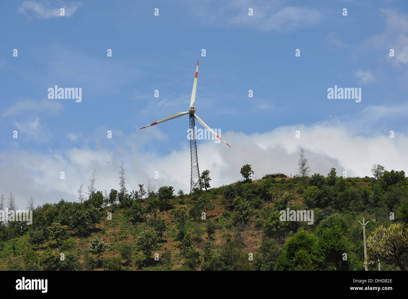 Un mulino a vento sulla collina Foto Stock
