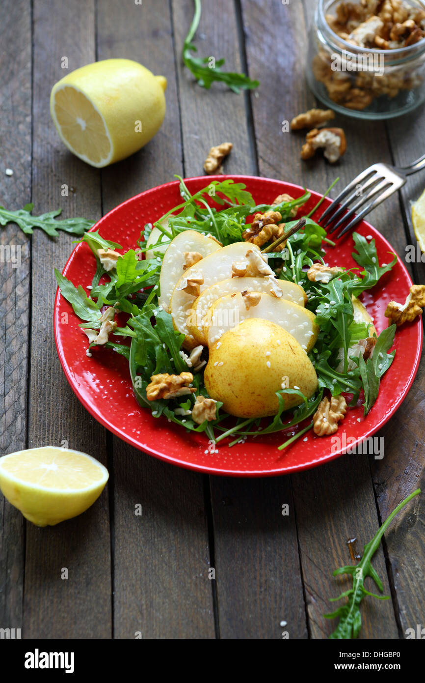 Succosa insalata con pere e noci, cibo Foto Stock