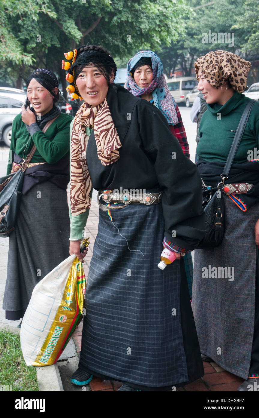 Le donne nel quartiere tibetano di Chengdu Sichuan, Cina Foto Stock