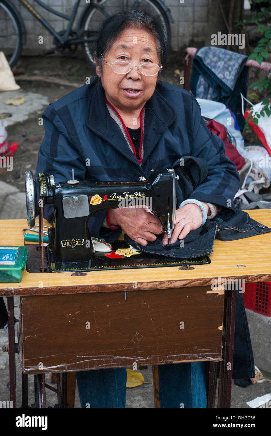 Sarta lavora in un vicolo a Chengdu Sichuan, Cina Foto Stock