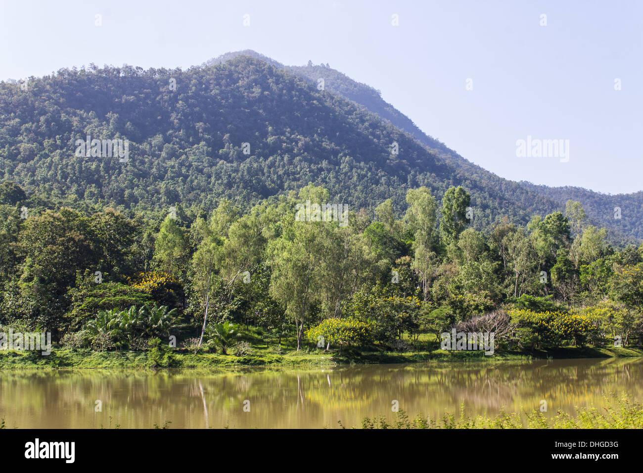 La diga e la montagna, Chiang Mai nel nord della Thailandia. Uno splendido scenario Foto Stock