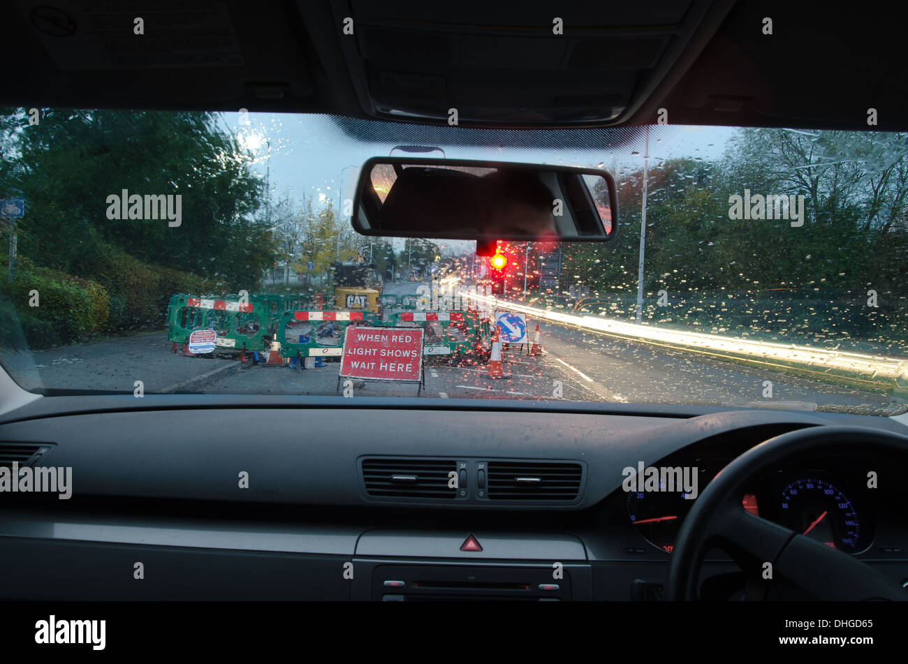 Vista attraverso il parabrezza di una vettura in movimento con motion blur e diverse sezioni sull'autostrada con opere stradali Automobili Autocarri Foto Stock