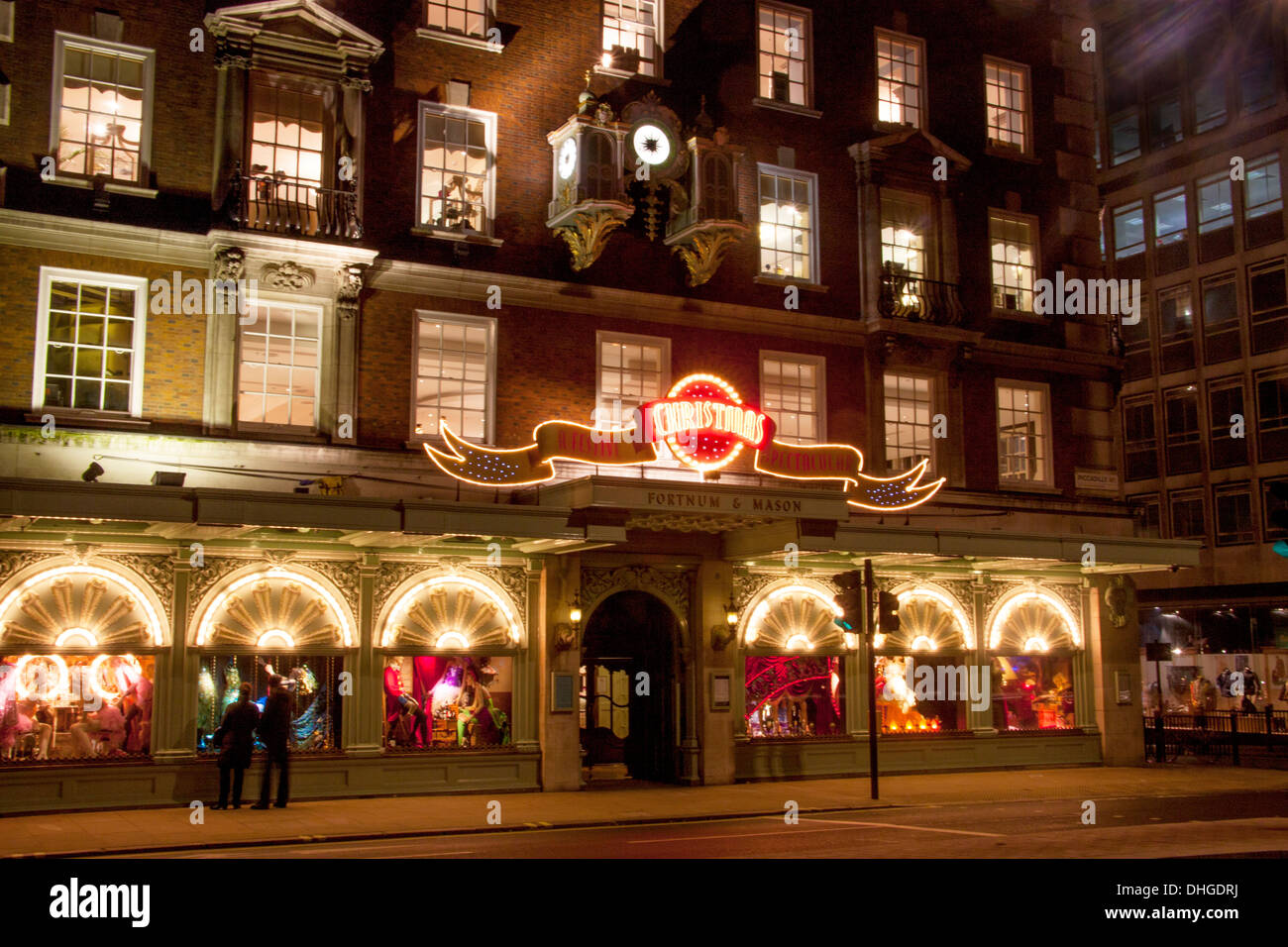 Fortnum e Mason Fortnum & Mason department store durante la notte con le luci di Natale Piccadilly London W1 England Regno Unito Foto Stock