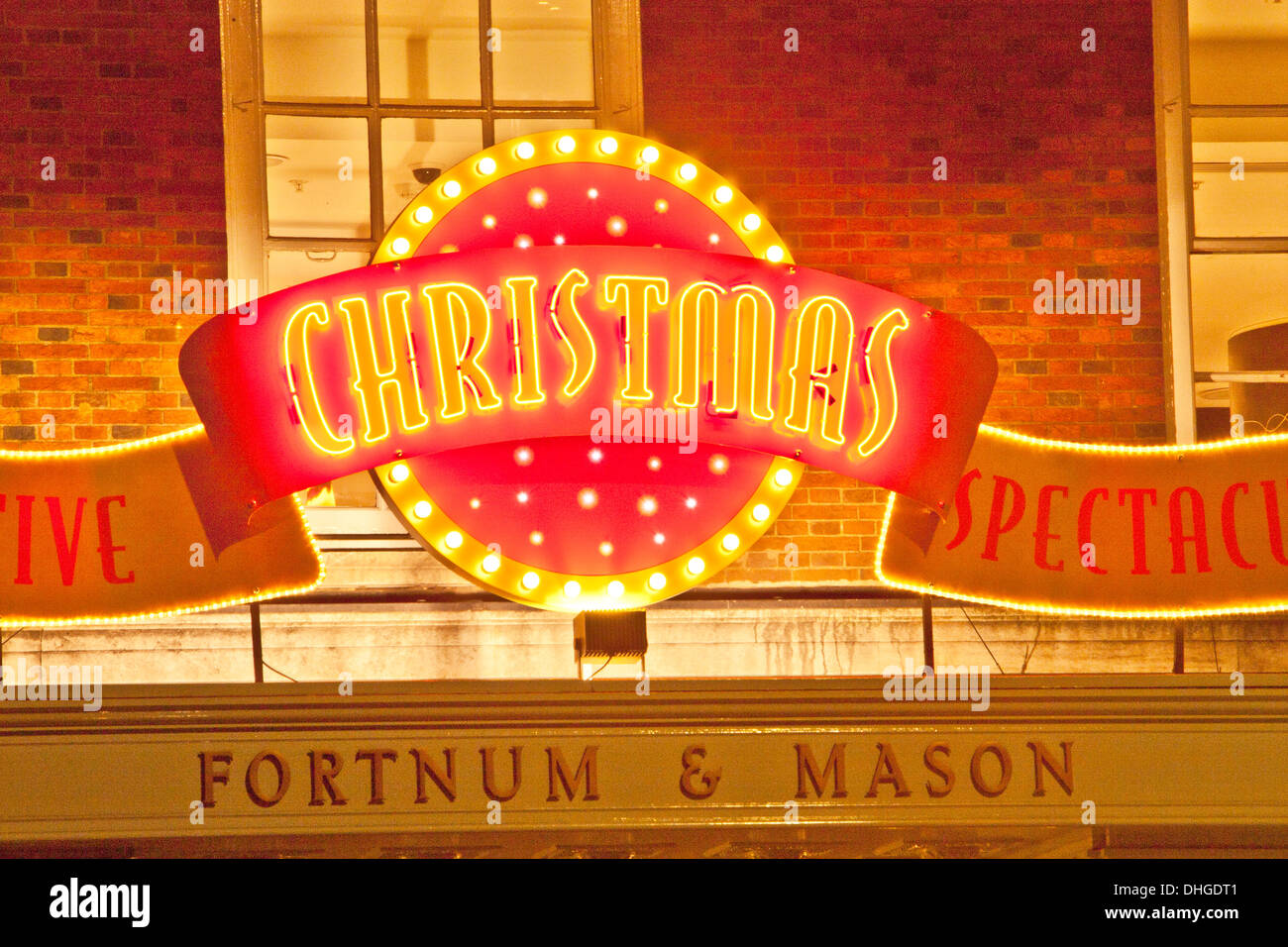 Fortnum e Mason Fortnum & Mason department store durante la notte con le luci di Natale Piccadilly London W1 England Regno Unito Foto Stock