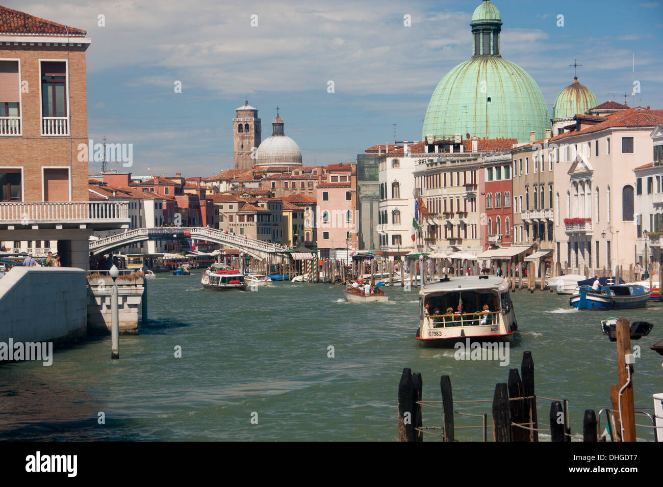 Il vaporetto e il traffico in barca sul Canal Grande guardando verso San Simeone Piccolo e San Geremia chiese Venezia Veneto Italia Foto Stock