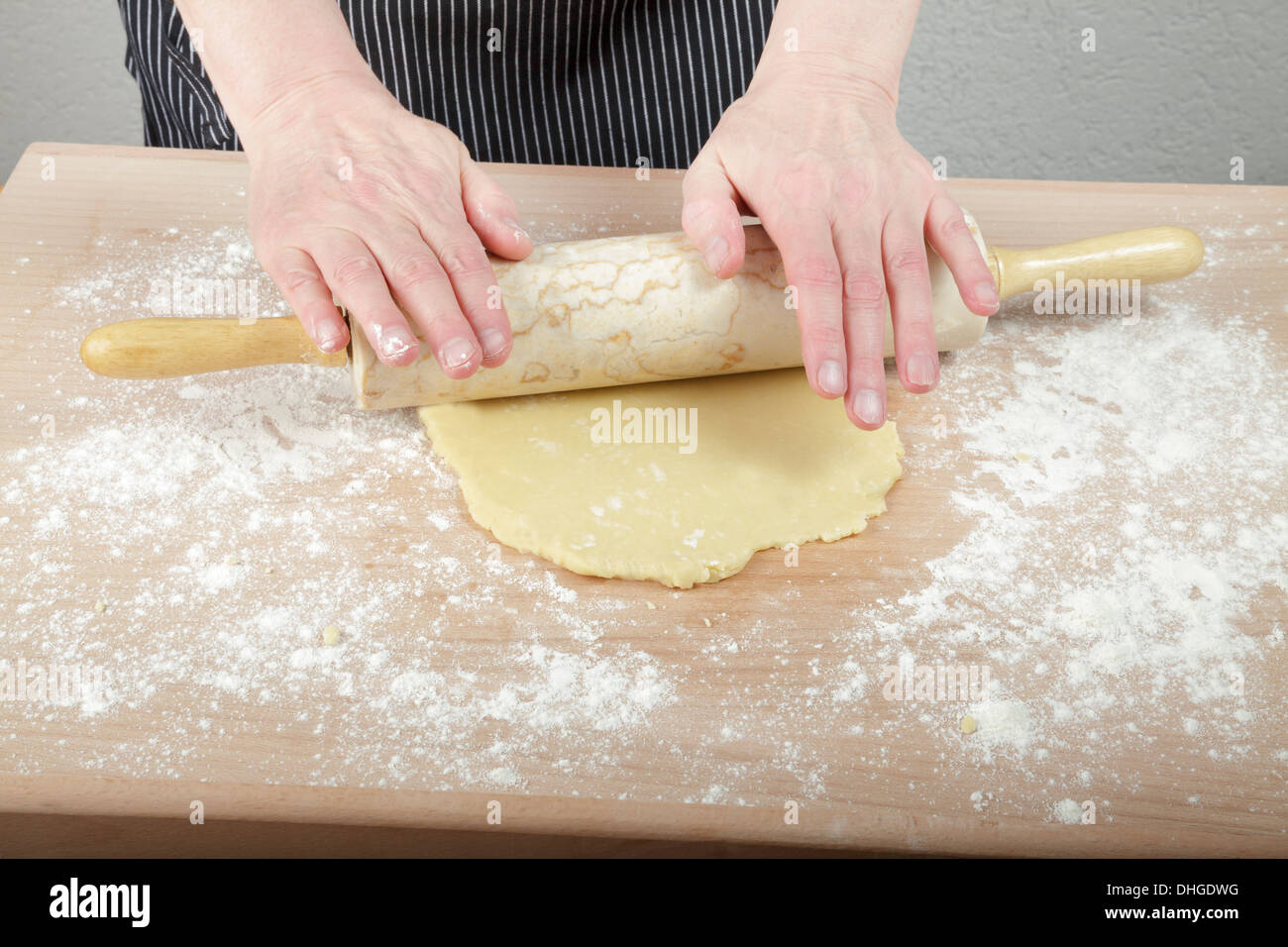 Stendere la pasta sulla superficie infarinata Foto Stock