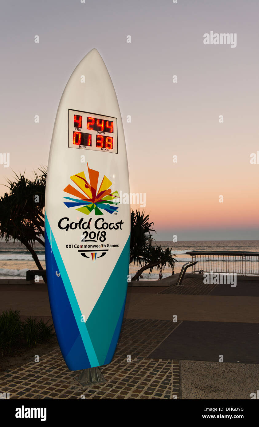 Segno nella forma di una tavola da surf con orologio per il conto alla  rovescia per la Gold Coast di hosting del 2018 Giochi del Commonwealth al  crepuscolo Foto stock - Alamy