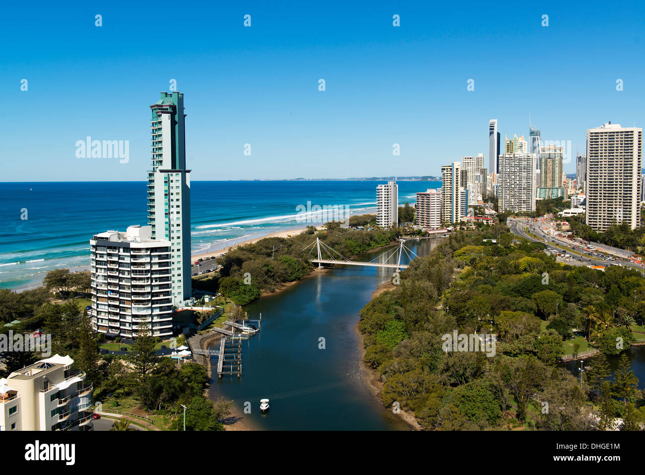 Guardando a sud verso Surfers Paradise dalla principale spiaggia di fronte all isola di MacIntosh. Foto Stock